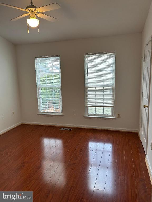 Building Photo - 42994 Beachall St