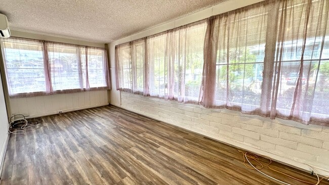 Building Photo - Available NOW - 3 Bedroom, 2 Bath, with a ...