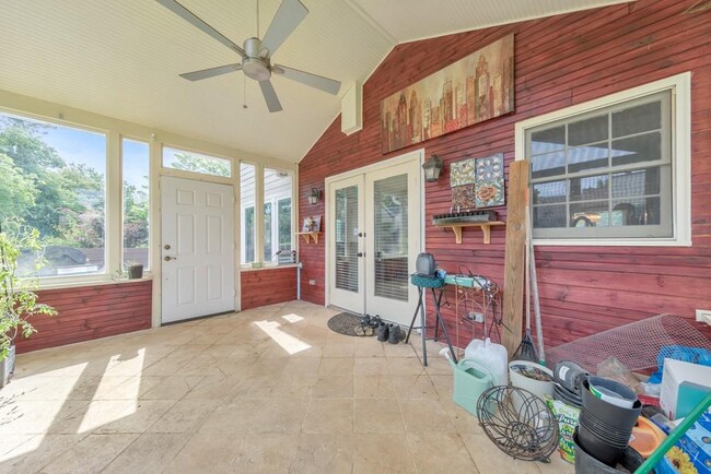 Building Photo - 520 Sonnet Way