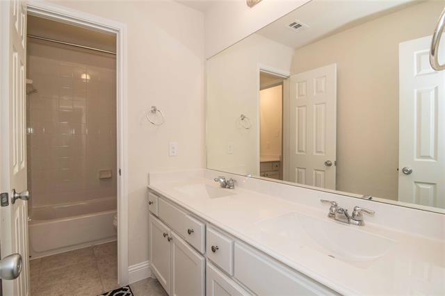 Building Photo - 908 Foxglove Dr