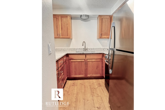 Building Photo - 855 E 9th St