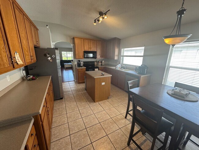 Building Photo - 4/2 in Gated Community near Tuskawilla Rd ~ Tile and Laminate Floors ~ Screened Patio ~  Communit...