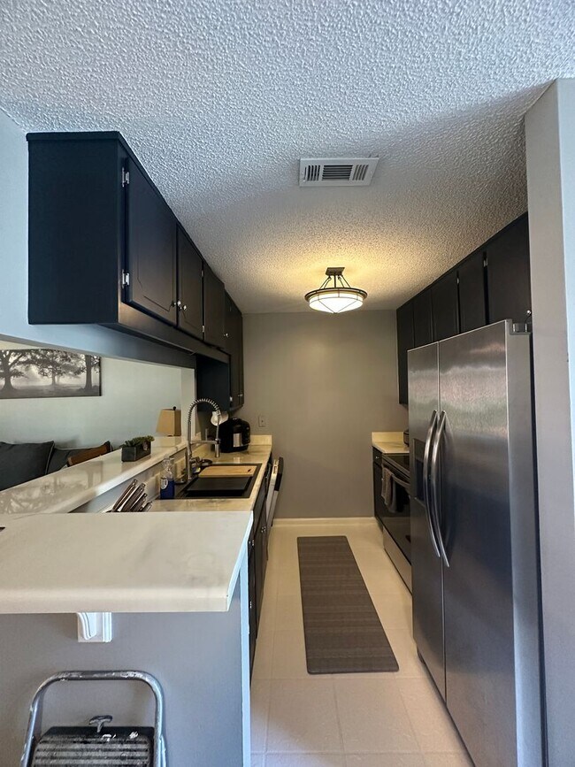 Building Photo - Foxhill Commons Subdivision!  Fully Furnis...