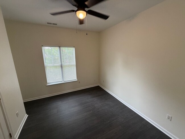 Building Photo - Beautiful End-unit townhome in university with Primary bedroom on 1st floor