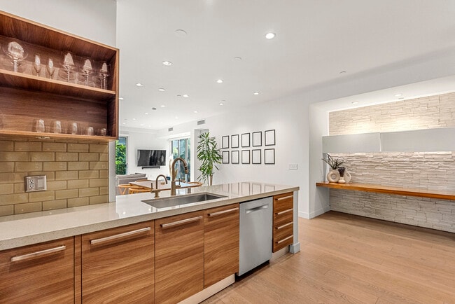 Building Photo - 855 N Croft Ave