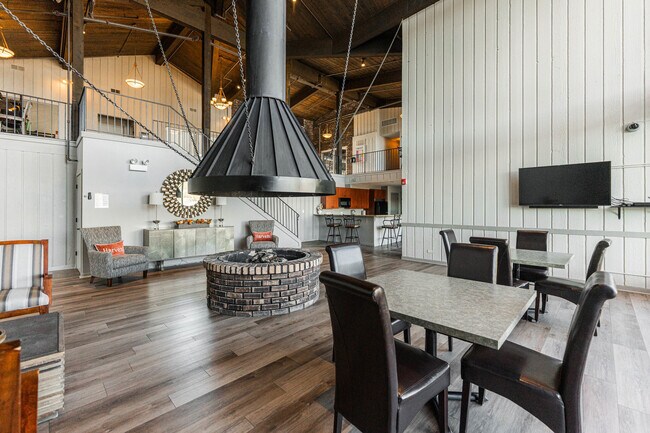 Building Photo - 125 Lakeview Dr