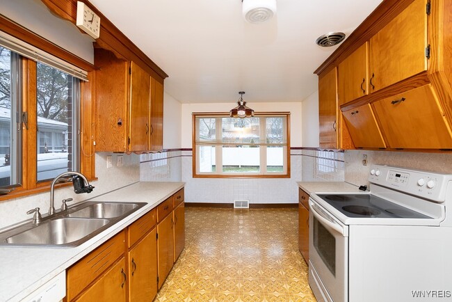 Building Photo - 685 Barrally St