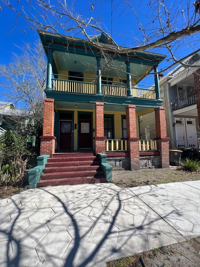 Building Photo - 2/1 Available now in the Downtown area!