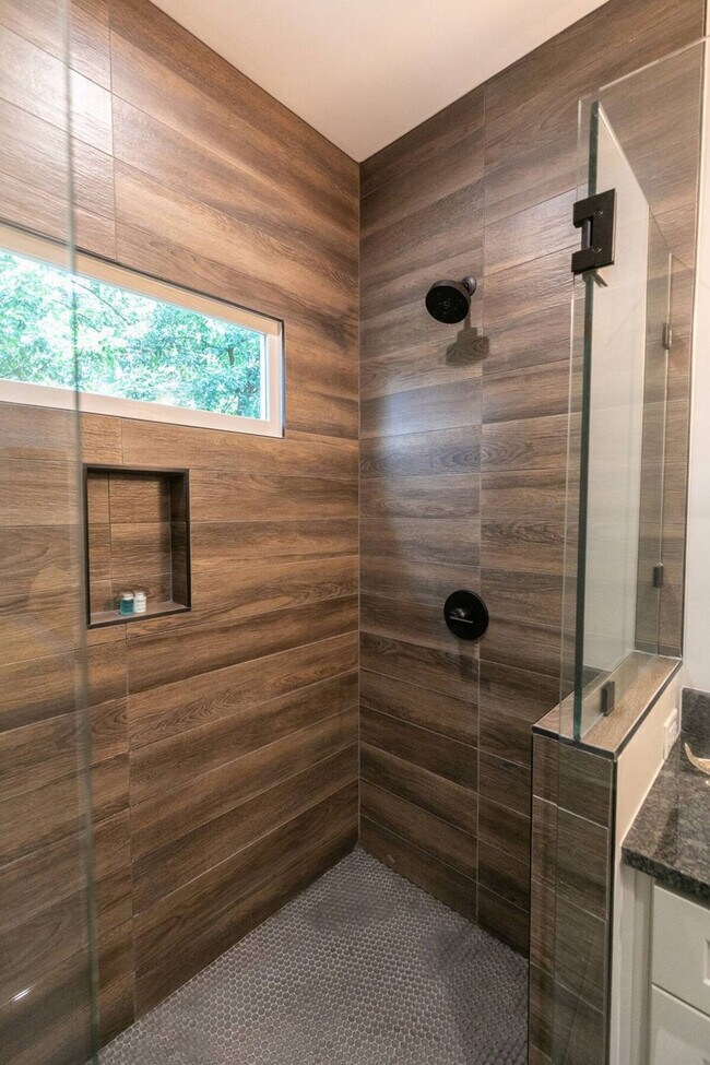 Building Photo - 1084 Sanders Ave SE