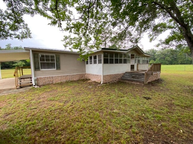 Building Photo - 3 Bedroom home on 1 Acre in Jennings