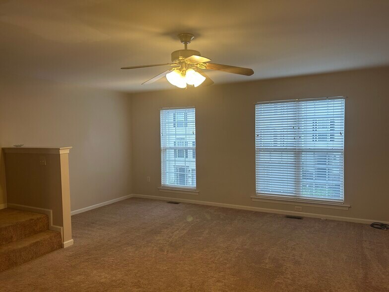 Building Photo - 2717 Foxshire Dr