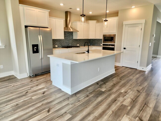 Building Photo - LIKE NEW Executive Home In Coveted Midtown...