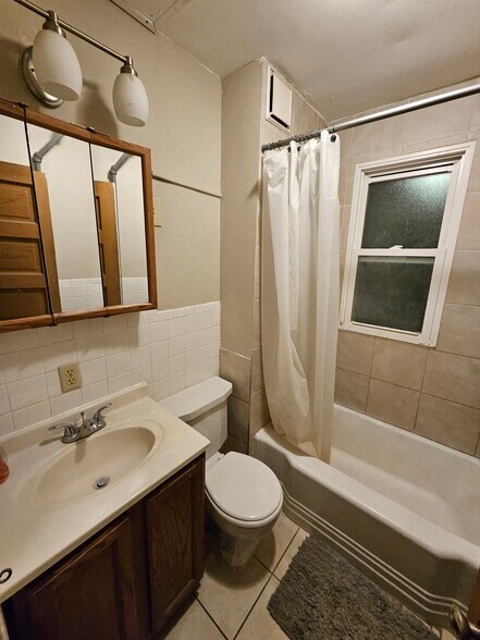 Building Photo - 410 W Mifflin St