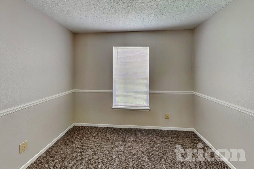 Building Photo - 746 Streamside Dr