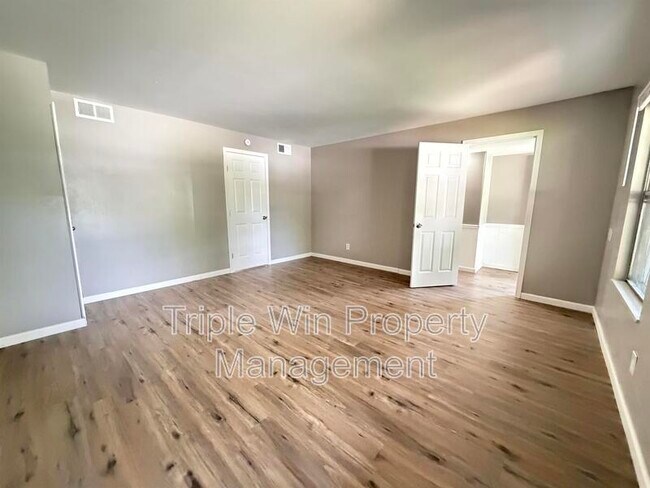 Building Photo - 11050 Linnell Dr