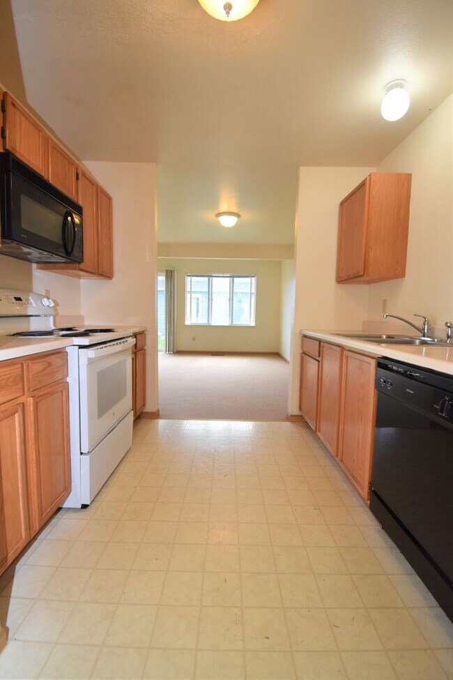 Building Photo - Townhouse-style End unit 3BD, 1.5 BA