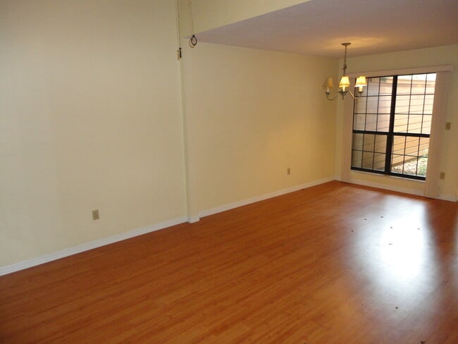 Building Photo - 2 bedroom/2 bath condo in Rockwood Villas.