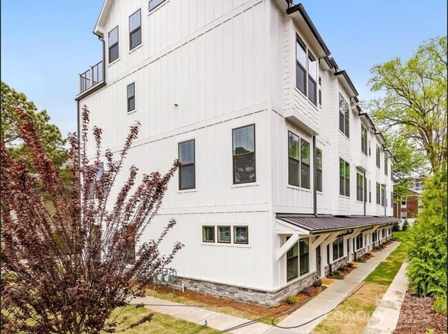 Building Photo - Beautiful and spacious 4-bedroom, 5-bath h...
