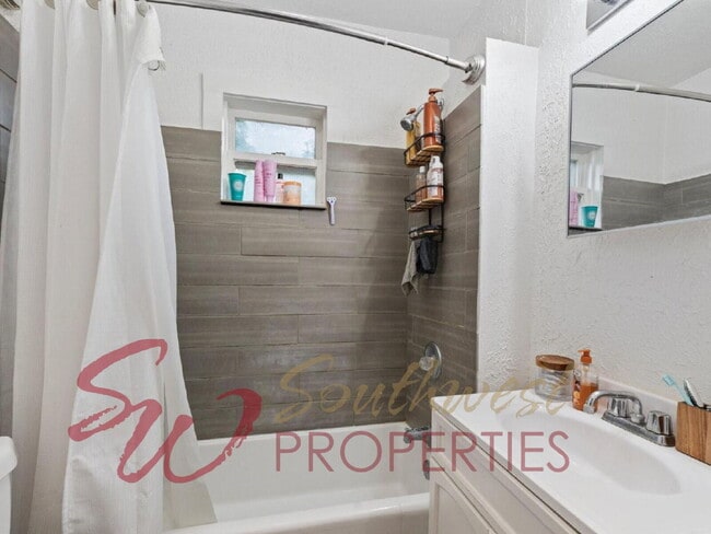 Building Photo - Cozy 2 bedroom on corner lot with privacy fenced backyard