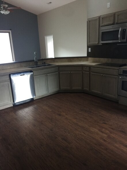 Building Photo - 151 Scott Dr