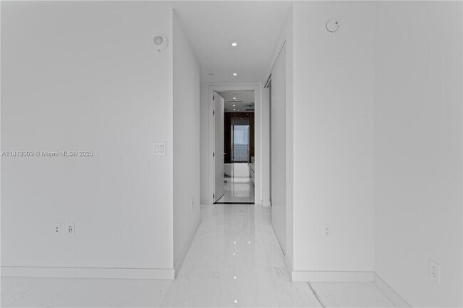 Building Photo - 300 Biscayne Blvd Way