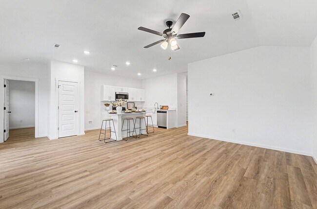 Building Photo - 3 Bed, 2 Bath Home !!