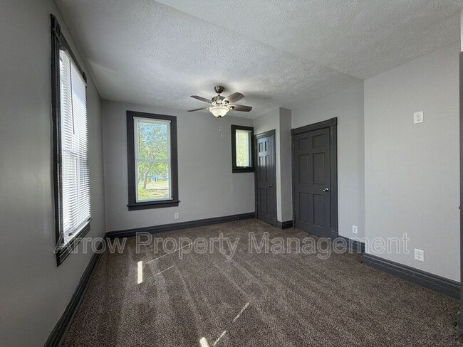 Building Photo - 2434 W