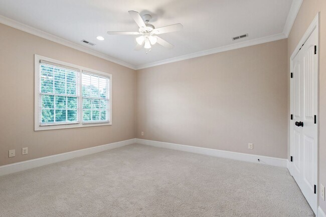 Building Photo - Elegant 5-Bedroom Residence with Luxurious...
