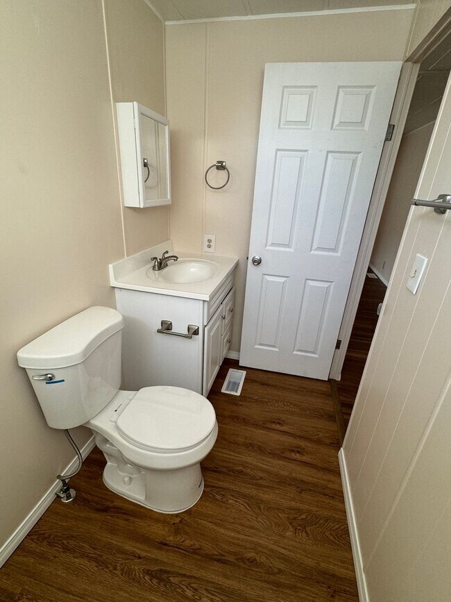 Building Photo - Beautiful rehabbed manufacture home in Lak...
