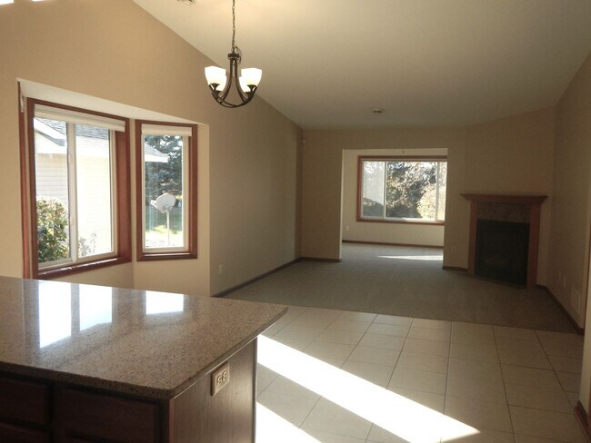 Building Photo - Nice 2 Bedroom 2 Bathroom Twinhome in Somerset