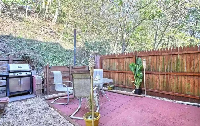 Building Photo - 519 St Marys Dr