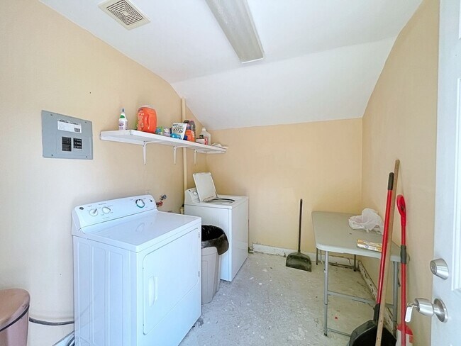 Building Photo - 925/927 Rittiner Drive