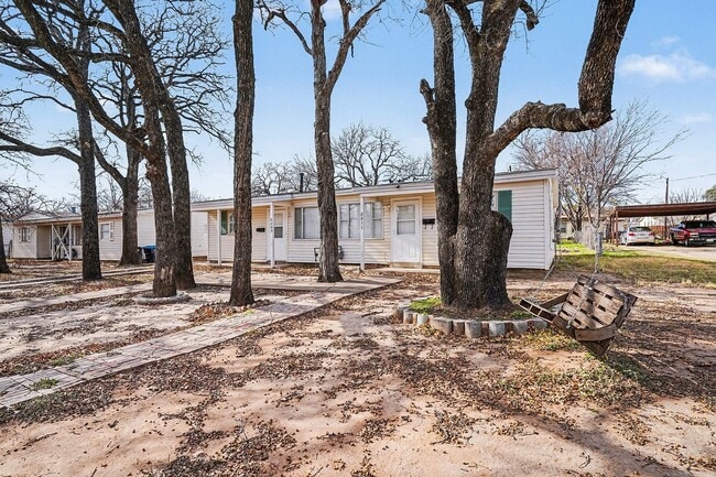 Building Photo - 2211 Barbell Ln
