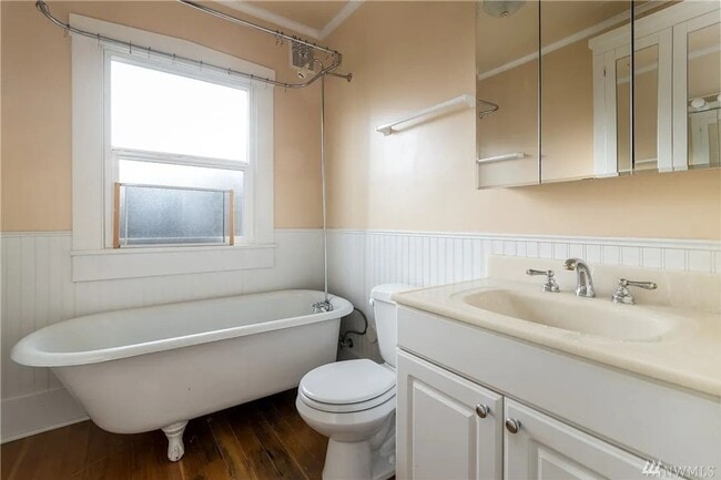 Building Photo - Charming 1BR/1BA Main Floor View Unit in D...