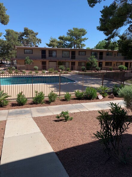 Building Photo - 565 S Royal Crest Cir