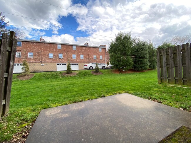 Building Photo - Magnificent 3 Bedroom Townhome with Garage...