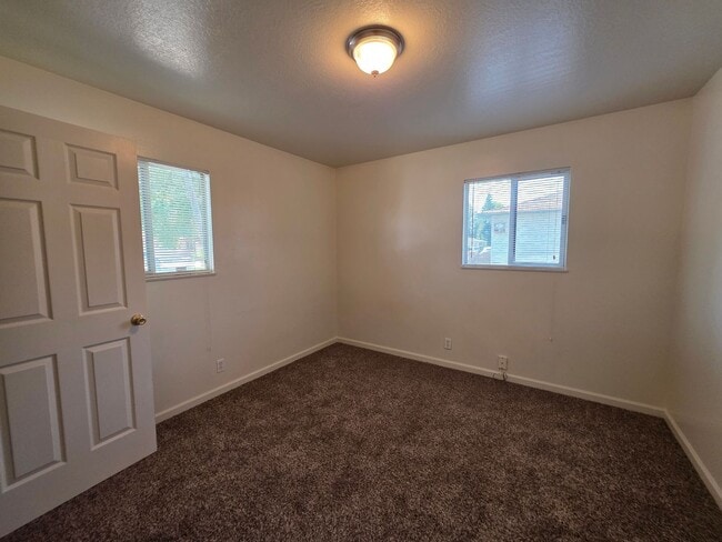 Building Photo - 4 bedroom single story near freeway & shop...