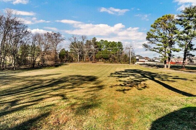 Building Photo - 780 Rossview Rd