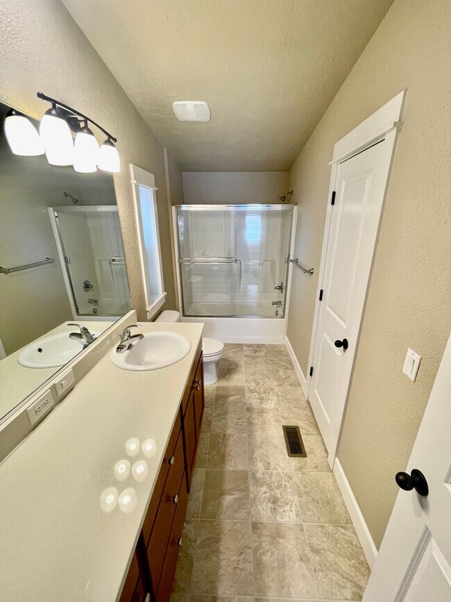 Building Photo - Spacious 3 Bedroom/2 Bath Home with genero...