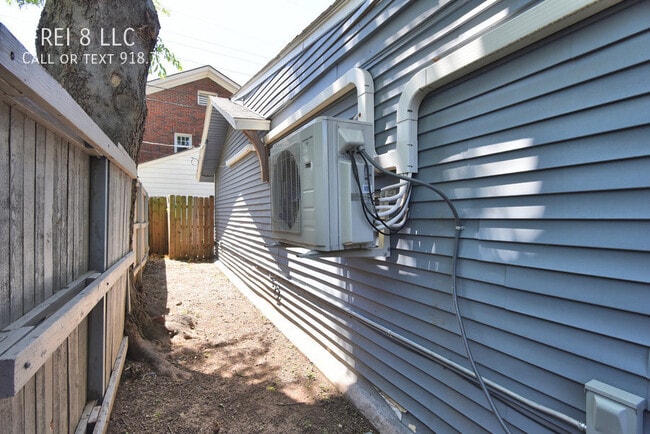 Building Photo - 2204 1/2 E 14th Street-