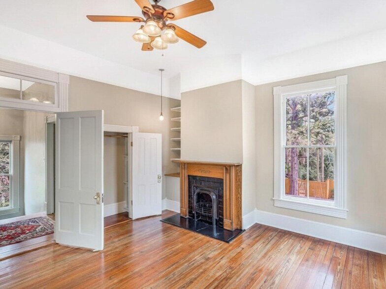 Building Photo - 212 W 40th St