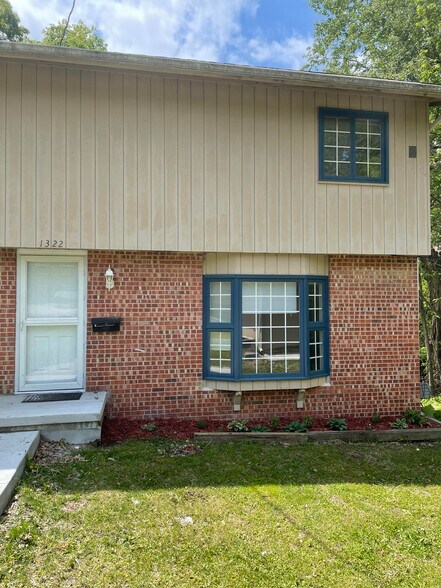Front - 1322 Randall Pl