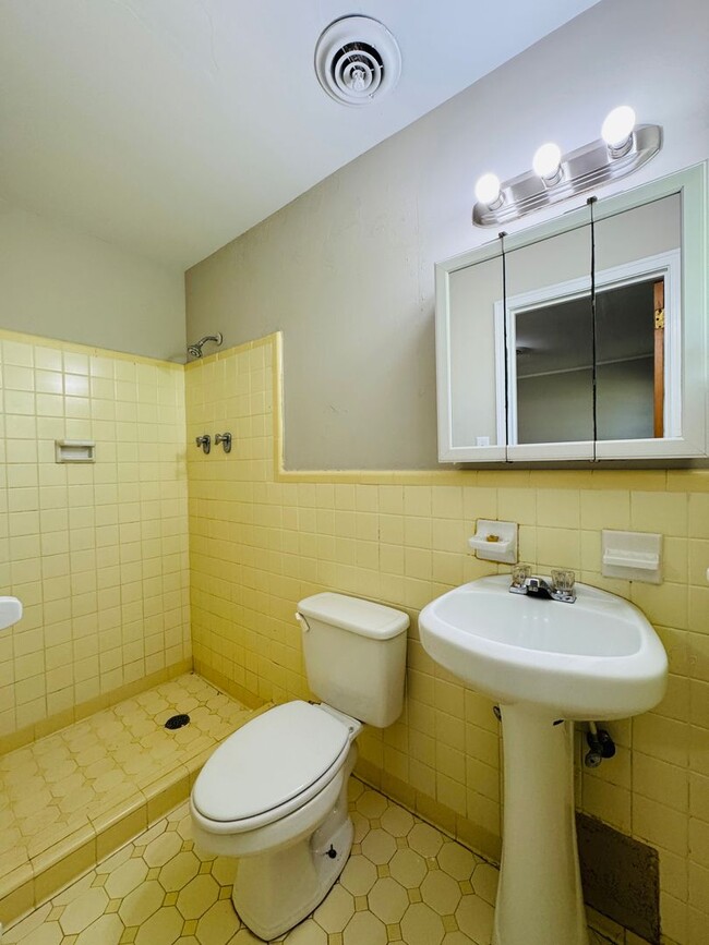 Building Photo - Cute & Cozy 3 Bedroom / 2 Bathroom in Mont...