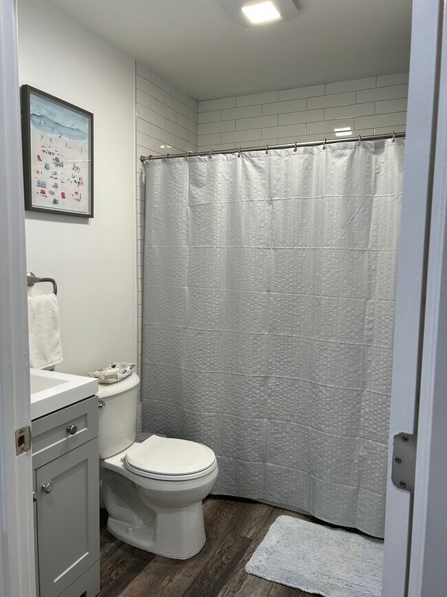 Shower with tub - 5032 Lincoln Ave