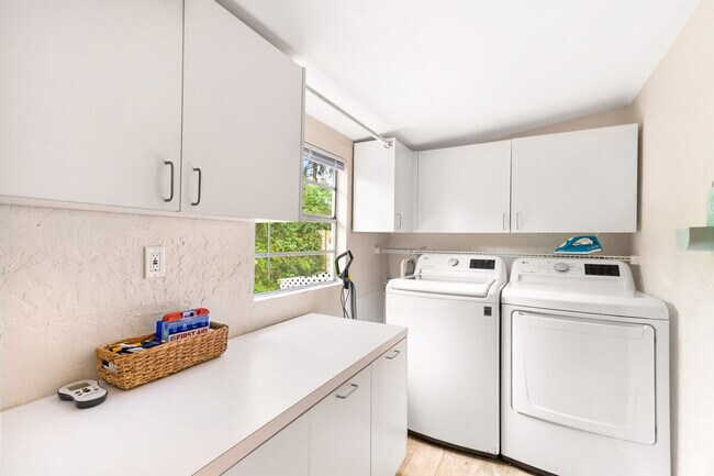 Building Photo - 303 Lang Rd