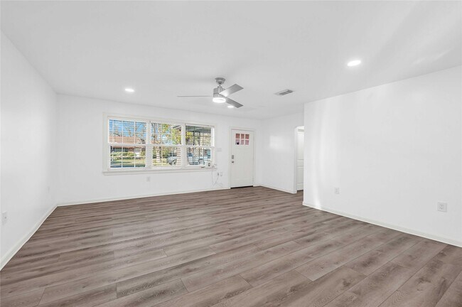 Building Photo - 6014 Belarbor St
