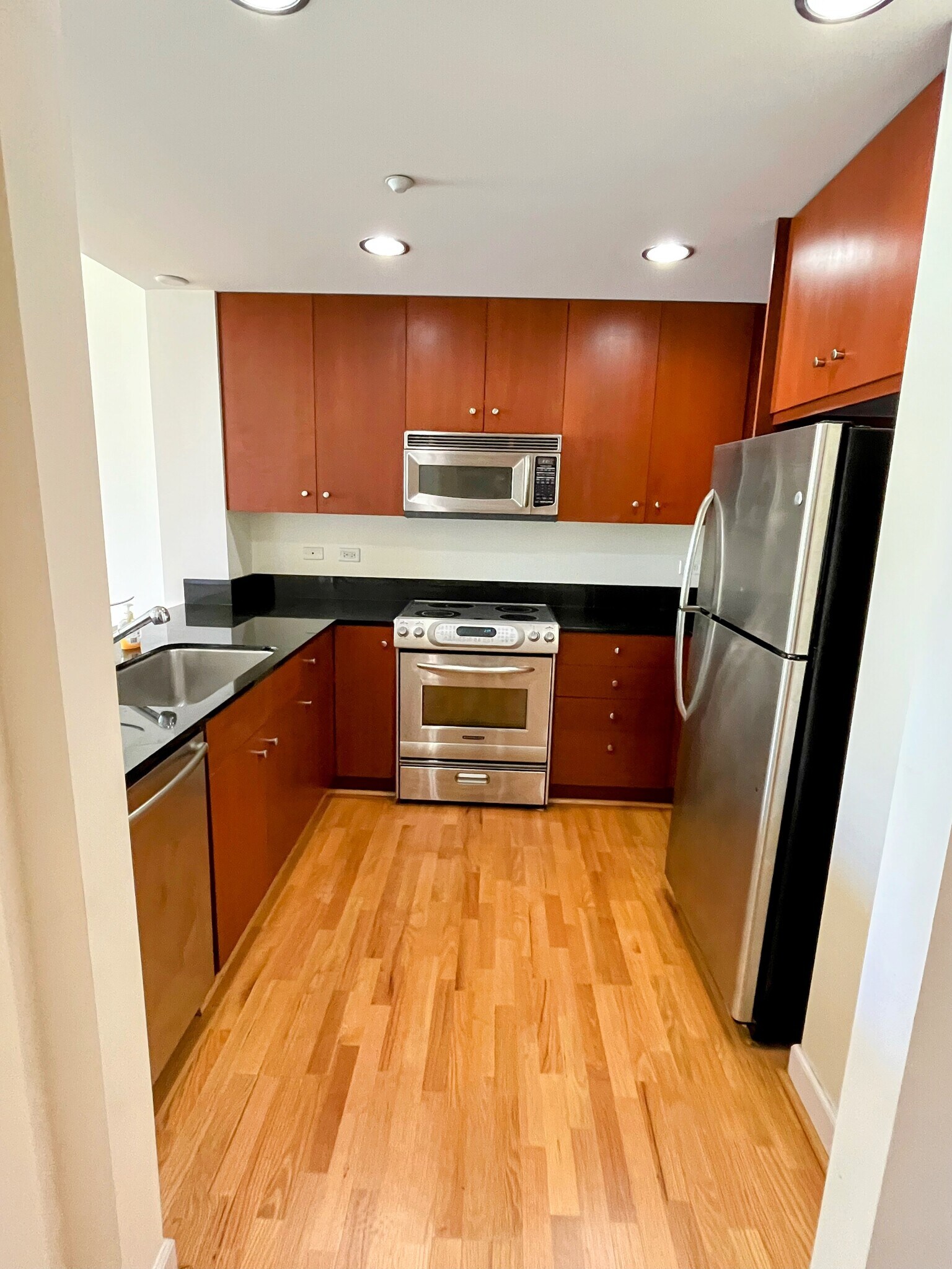 Building Photo - 585 9th St