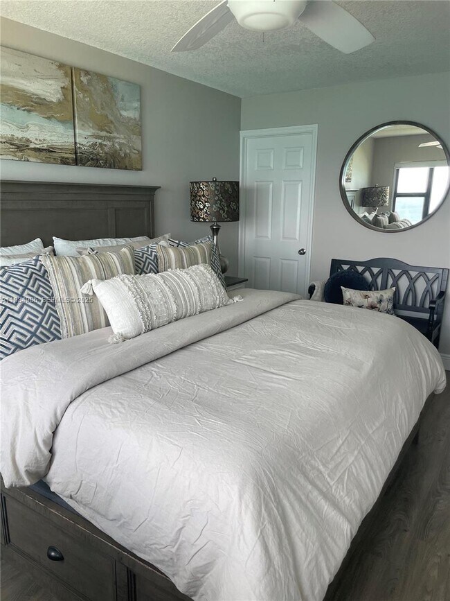 Building Photo - 7370 S Ocean Dr