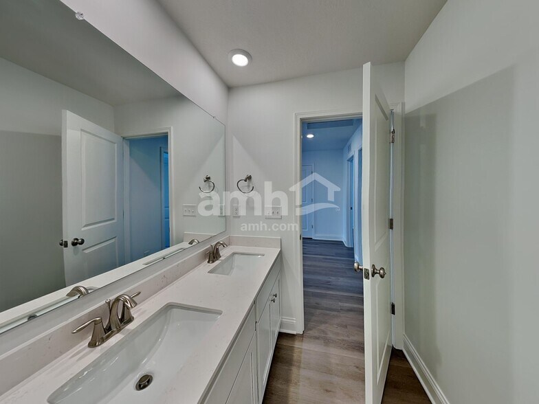 Building Photo - 9151 Henley Ave