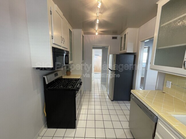 Building Photo - 10818 Blix St